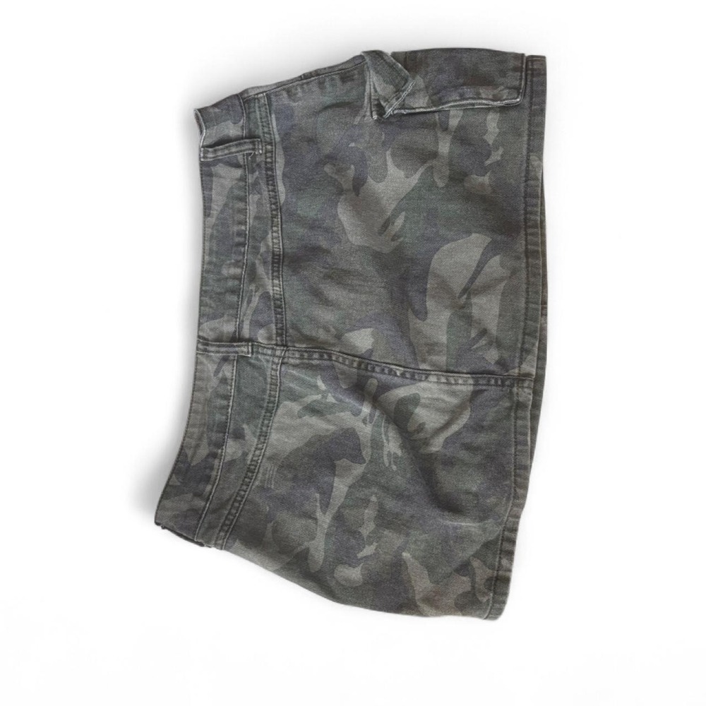 Y2K camo cargo mini skirt featuring a faded gray/green camouflage print Size S - Picture 2 of 2